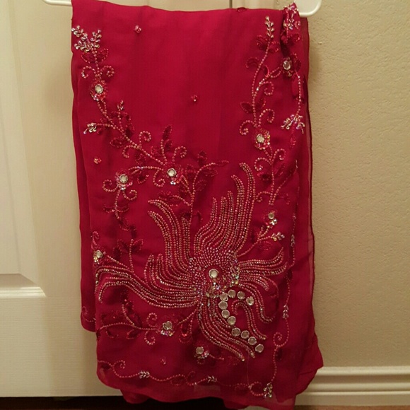 Red sari - Picture 2 of 3