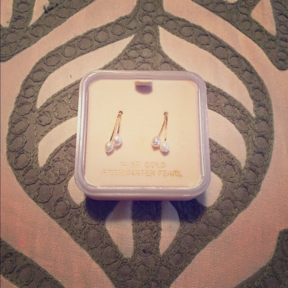 Dangly gold/pearl earrings