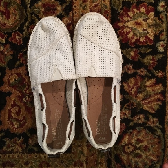 Very cute white Toms!
