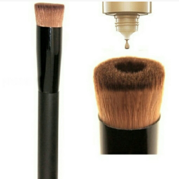 Liquid foundation makeup brush