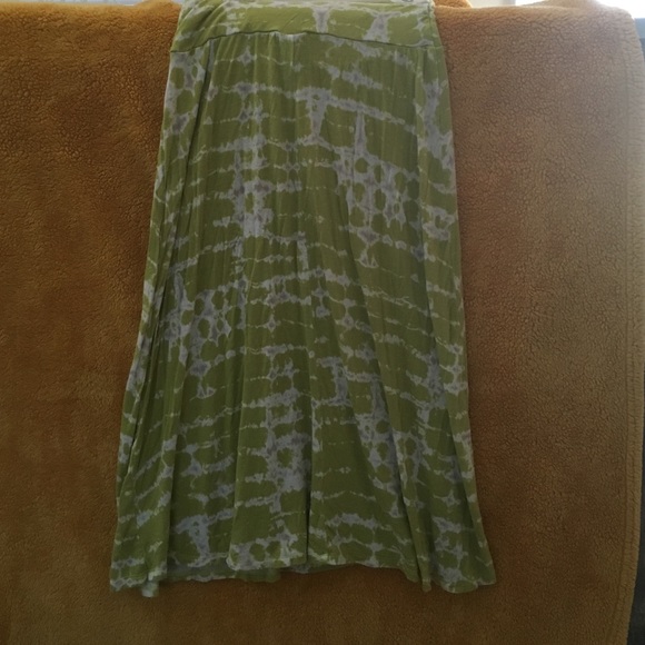 Semi long skirt