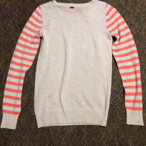 Light weight sweater! Worn once perfect condition