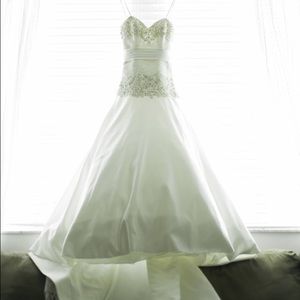 Gorgeous Allure bridal gown: 8954