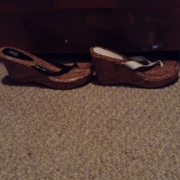 Black and white wedge flip flops