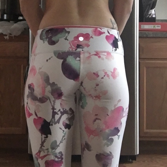 Lululemon Blurred Blossom Wunder Under crop - Picture 3 of 4