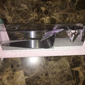 High heel cake server