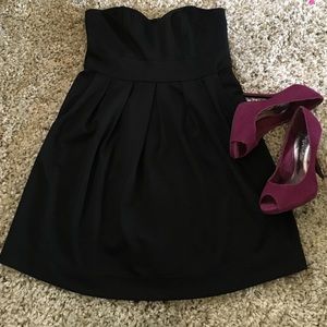 NWOT-black strapless dress with pockets!