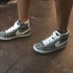 NIKE Blazer Mid - size 5