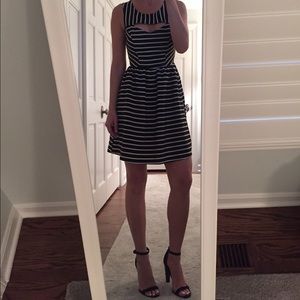 Lush (xs) black & white dress with front cutout!