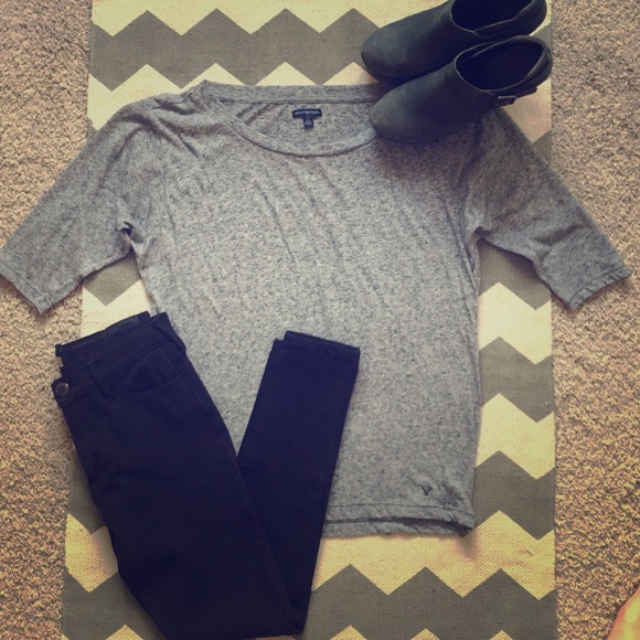AE Grey Crewneck/Off the Shoulder T-Shirt SZ L