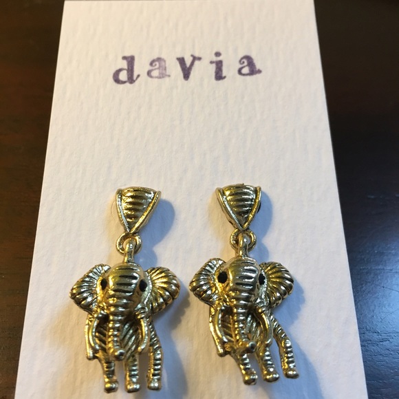 💥SOLD IN BUNDLE 💥Etched Elephant Earrings - Picture 2 of 2