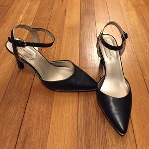 NWOT Bandolino "Flashy" Black Ankle Strap Heels 6