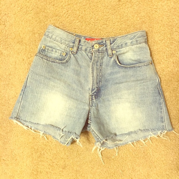 Classic Levi's high waisted shorts!