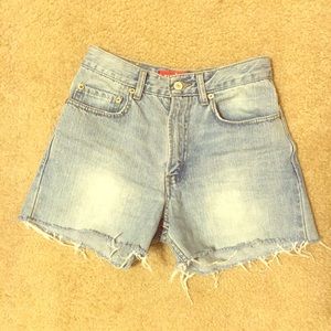 Classic Levi's high waisted shorts!
