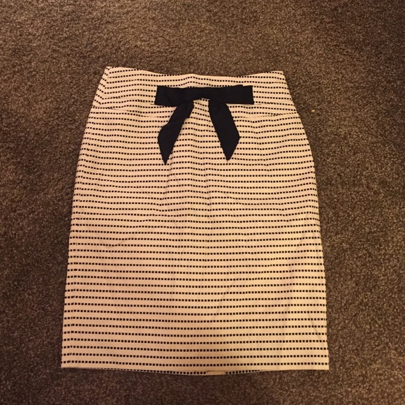 Pencil skirt with bow detail.