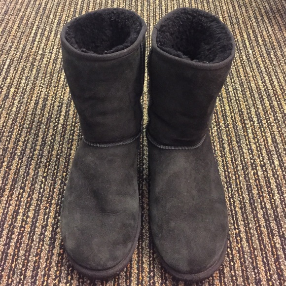 Short Black Uggs - SIZE 8