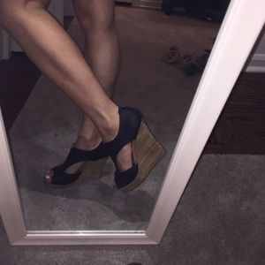 Seychelles black and wood wedges! 🕶☀️