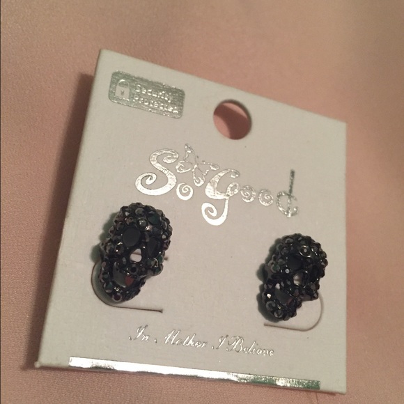 🔴 Skeleton head studs - Picture 2 of 4