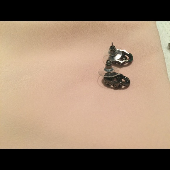 🔴 Skeleton head studs - Picture 3 of 4