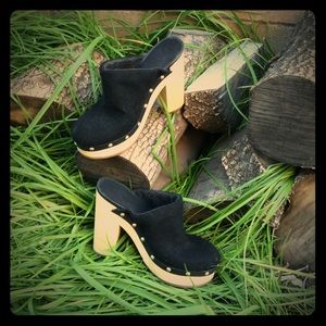 woolrich black felt high-heel clogs