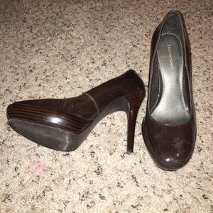 Kristin Davis Brown round toe pumps