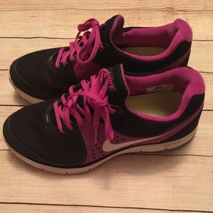 Women's Nike shoes. Size 7