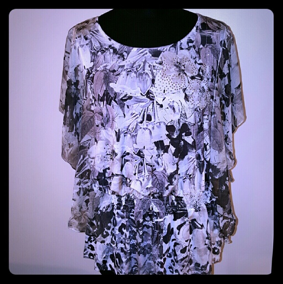 Style & Co floral flutter sleeve top L