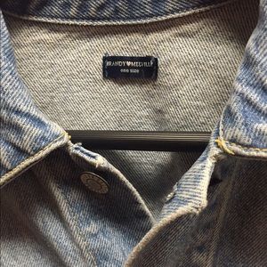 Really cute long sleeved jean jacket!