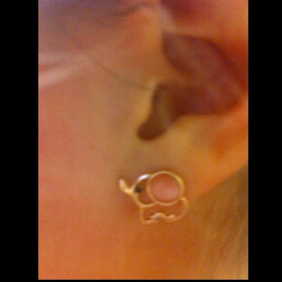 🏆HOST PICK🏆2/$15🐘Tiny Baby Elephant Earrings - Picture 2 of 4