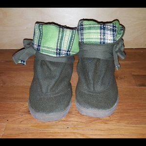 Blowfish green plaid boot. Fit size 6-7
