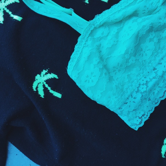 Hollister Palm Tree Sweater w/ bralette! - Picture 4 of 4