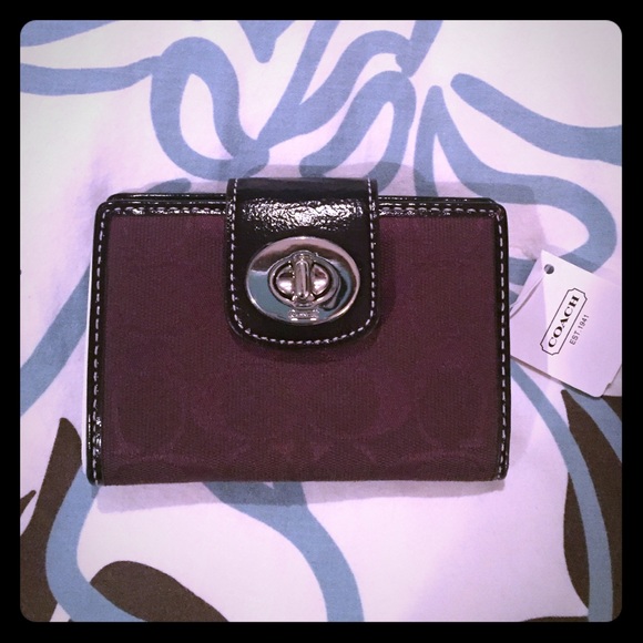 💕NEW Coach Turn Lock Medium Wallet💕
