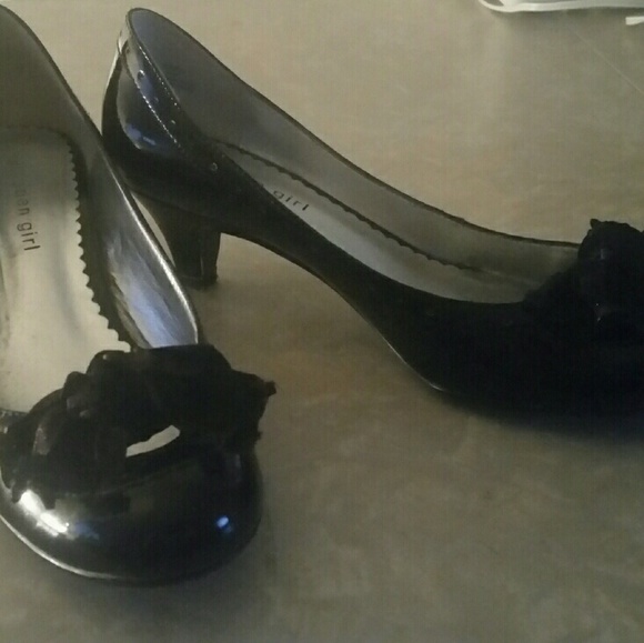 Black kitten heels