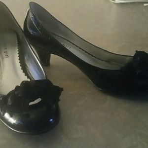 Black kitten heels