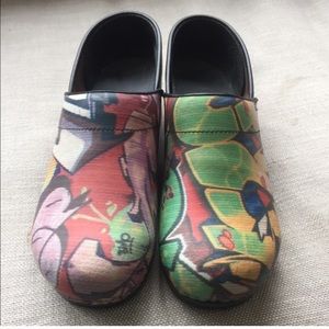 NWOT Sanita Size 12 graffiti style clogs