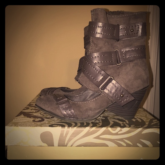 Unique Gray Ankle Boots Size 6