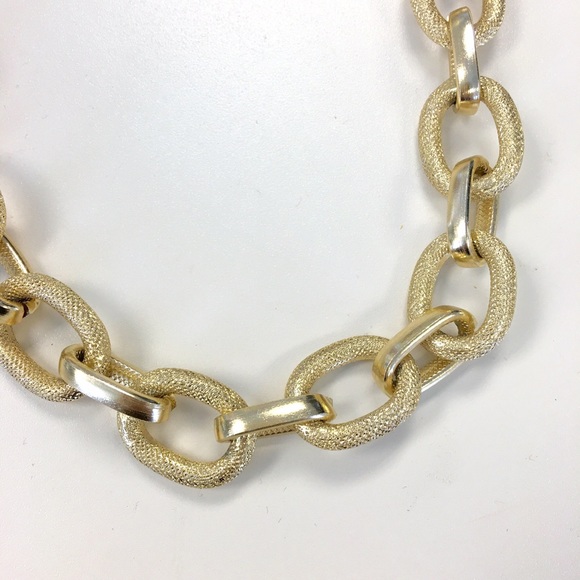 Gold & Textured Chain Link Necklace - Picture 3 of 4