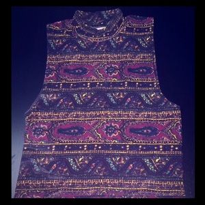 Printed crop top, high neckline. ❤️