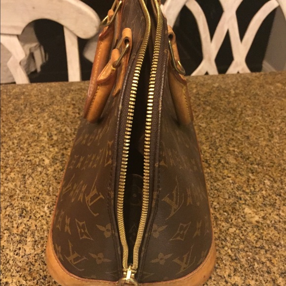 LOUIS VUITTON Purse - Picture 2 of 4