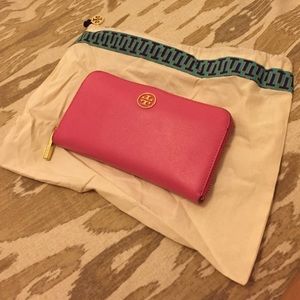 Beautiful Tory burch Robinson wallet