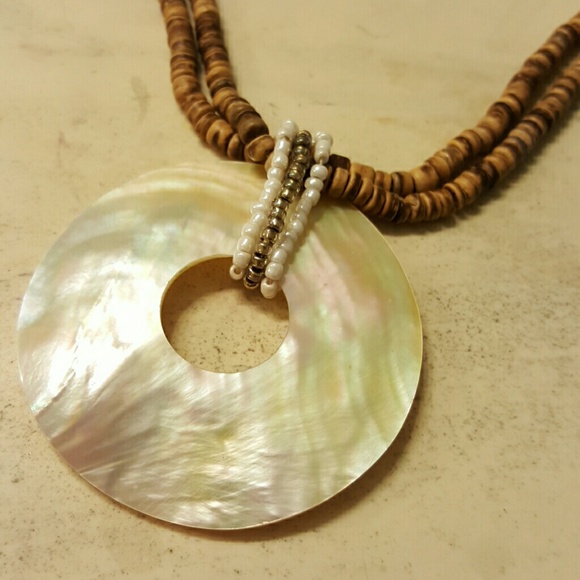 Shell pendant necklace