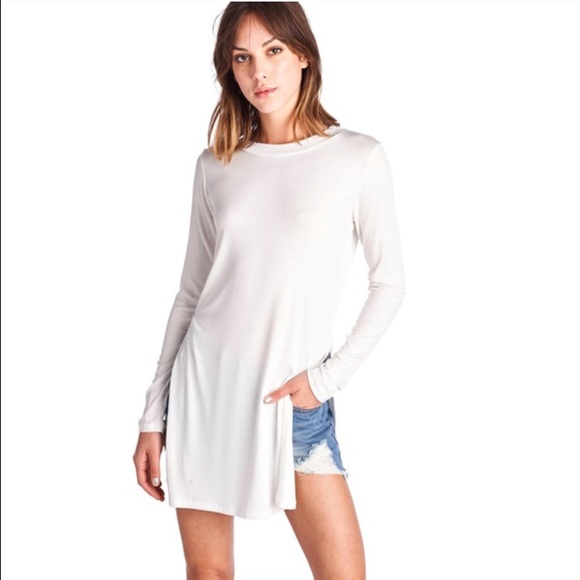 🎉WEEKEND SALE!!🆕Side Slit white ribbed top
