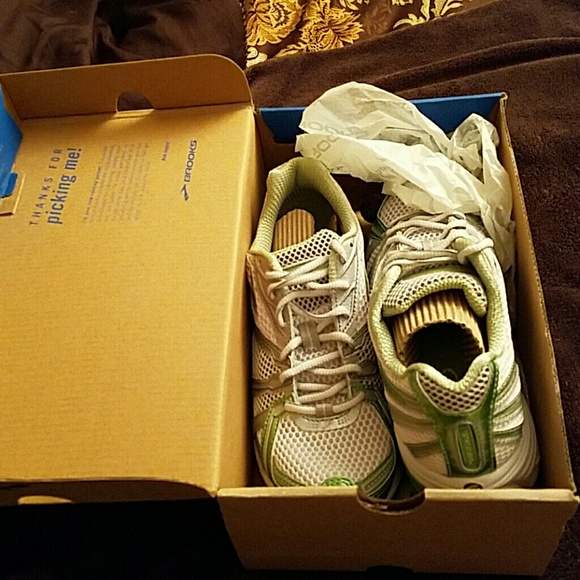 Brooks tennis shoes make an offer