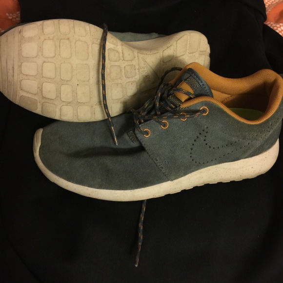 Nike roshe run 8.5 women's running shoes
