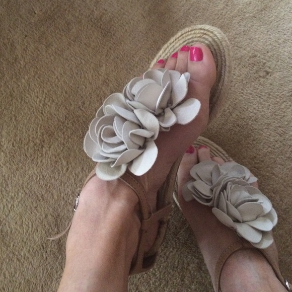 Flower sandals size 9