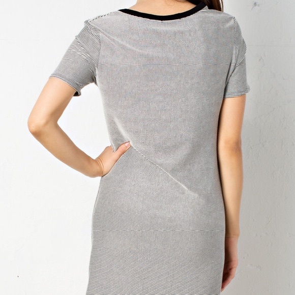 🚨FLASH SALE🚨 GRAPHIC DRESS - Picture 3 of 4