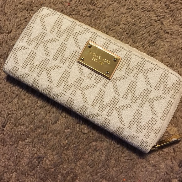Authentic Michael Kors MK Wallet (Beige)