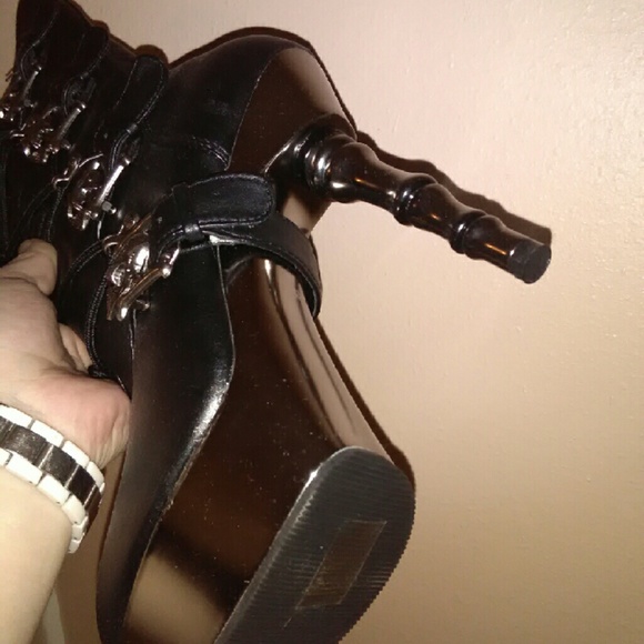 **SOLD**Black leather bone metal boots - Picture 2 of 3