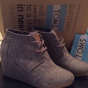 NWOT! Toms size 6!