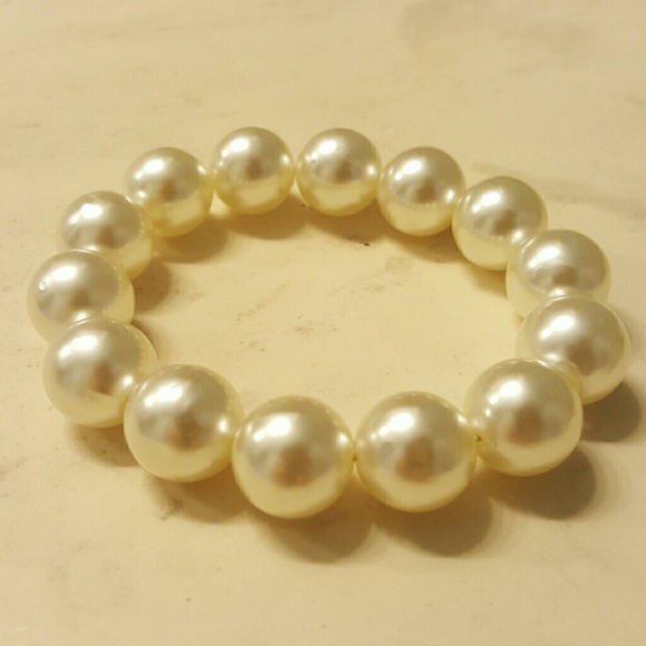 Stretch chunky pearl bracelet
